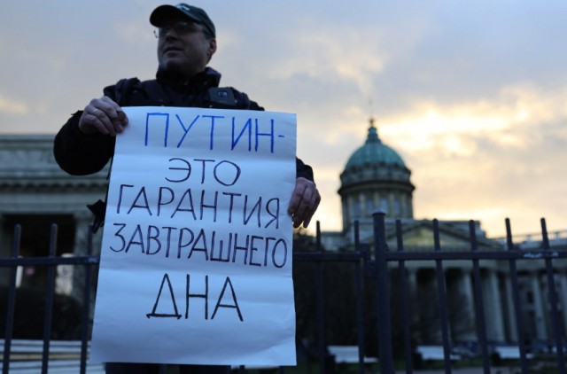 В центре Петербурга пару часов назад задержали мужчин с плакатом «Путин — гарантия завтрашнего дна»