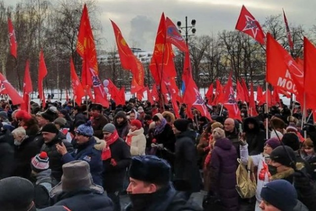 Коммунисты вышли на несогласованные митинги в Москве. Кого-то мудохала полиция? нет!