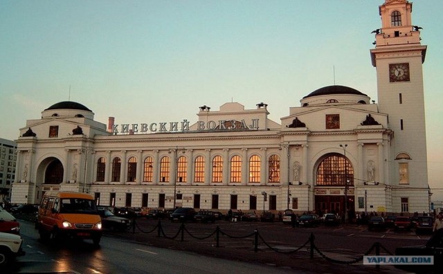 Крутые ребята против одной девушки