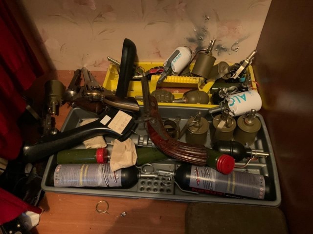 В элитном подмосковном посёлке Вешки ФСБ проводит масштабную спецоперацию - местный житель отстреливается из дома