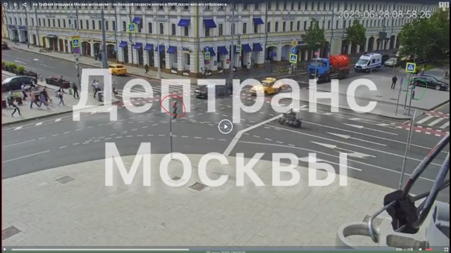 На Трубной площади в Москве мотоциклист на большой скорости влетел в BMW, после чего его отбросило в пешехода