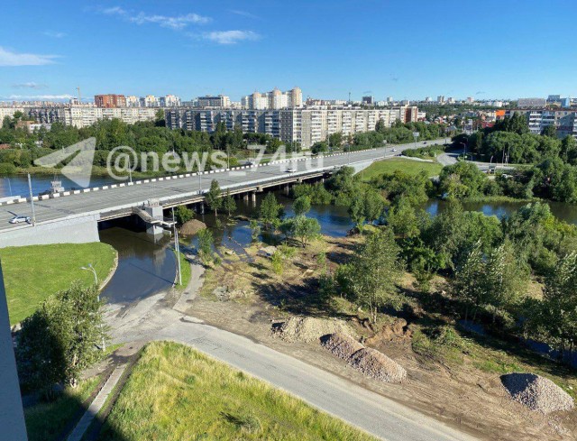 В Челябинске начали водосброс на дамбе
