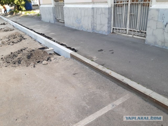 "А бордюры не простые. Всё скорлупки золотые"