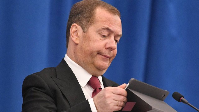 Медведев прокомментировал планы Варшавы выслать посла РФ