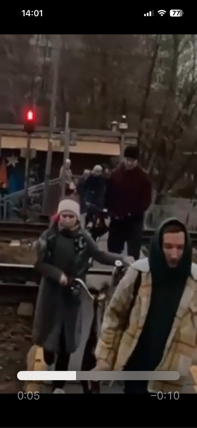 Бабушка чуть не попала под поезд, пытаясь перебежать ж/д переход на красный — ее героически спасла девушка