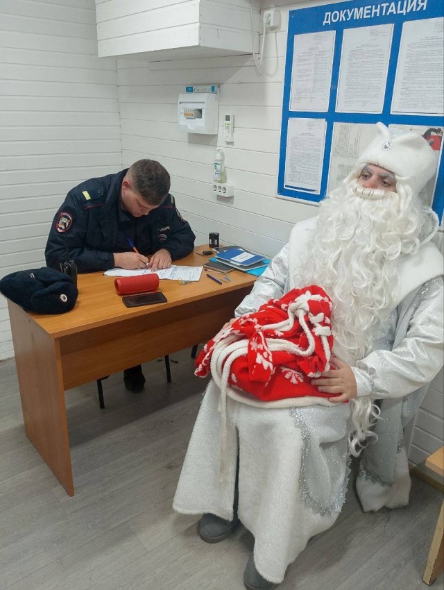 В Анапе задержали Деда Мороза за нелегальные фотосессии.