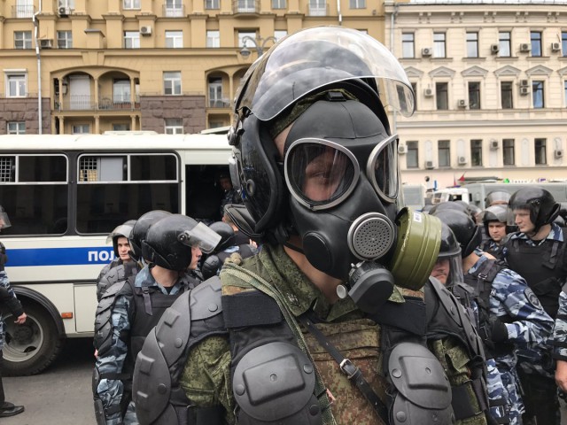 Навального задержали в подъезде его дома в Москве