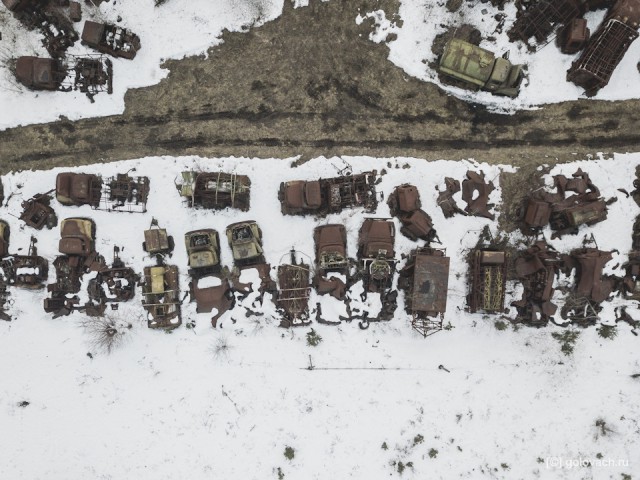 Поехал гулять в лес, а нашёл груды сожжённых военных машин