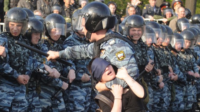 Как же боится эта трусливая вороватая власть...