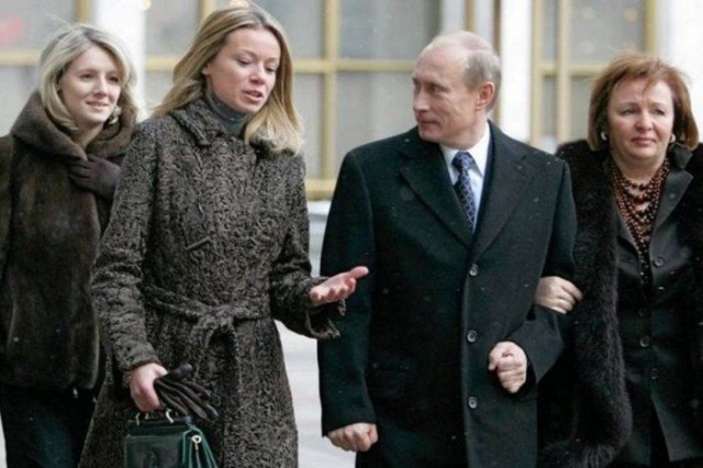 Сбежавший банкир и бывший друг Путина выложил фото его дочерей