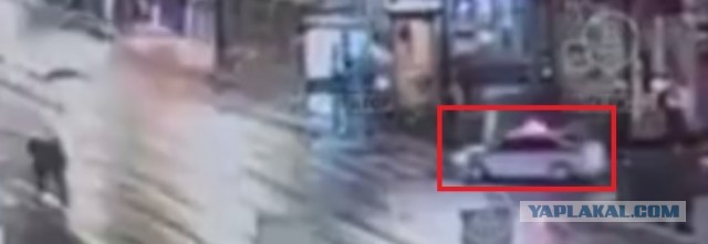 В центре Петербурга машина сбила двух человек на пешеходном переходе, один мужчина погиб