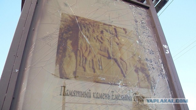 «Вся страна — декорация». На умной остановке в Воронеже установили фейковый разъём для зарядки.