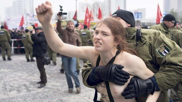FEMEN показали Путину и Меркель голые груди:))