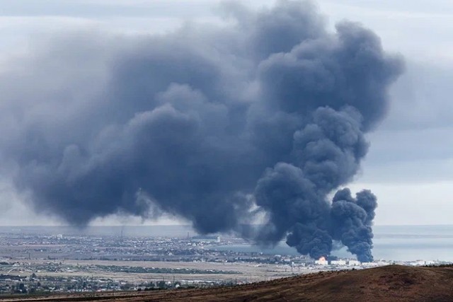 В Феодосии эвакуировали больше тысячи человек из-за пожара на нефтебазе