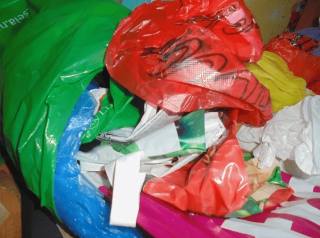 Пакет из Пятерки под мусор — к бедности. Современные, странные приметы, которые нам навязывают...