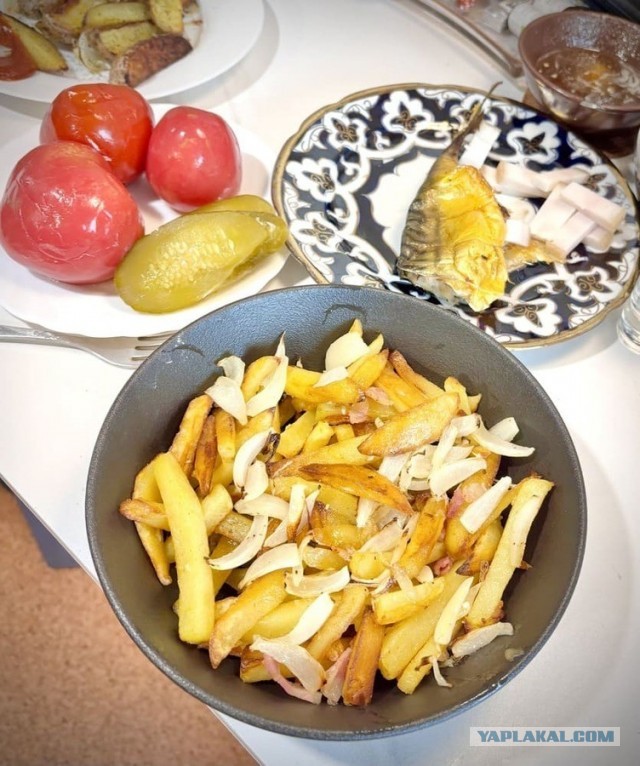 Картофель жаренный на сале с луком и чесноком