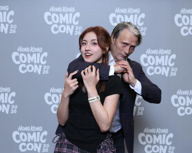 На Comic-Con в Гонконге девушки выстраивались в огромные очереди, чтобы их придушил Мадс Миккельсен.