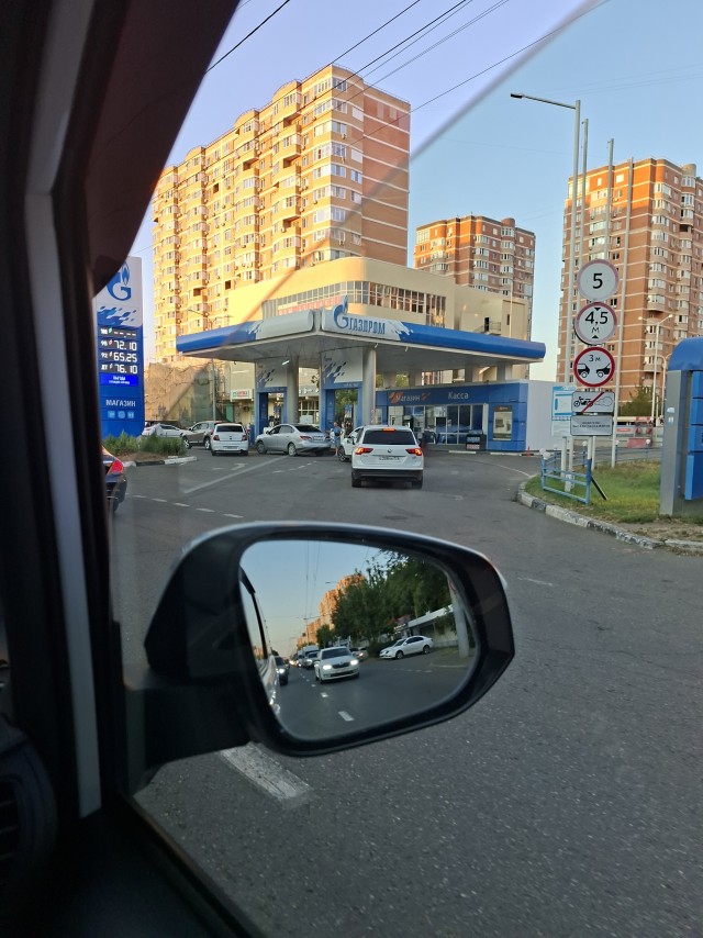 Российские АЗС начали снимать ограничения на продажу бензина