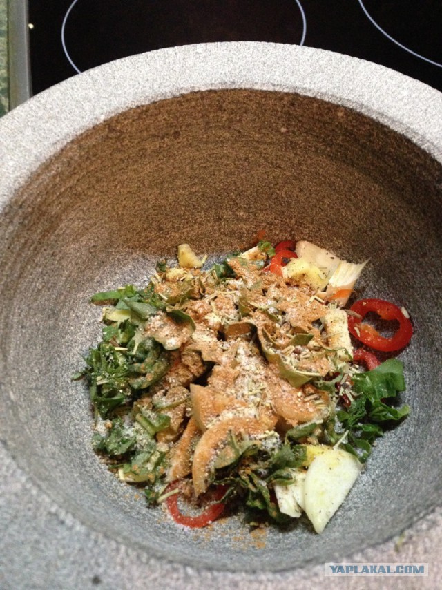 Свинина карри на листьях салата