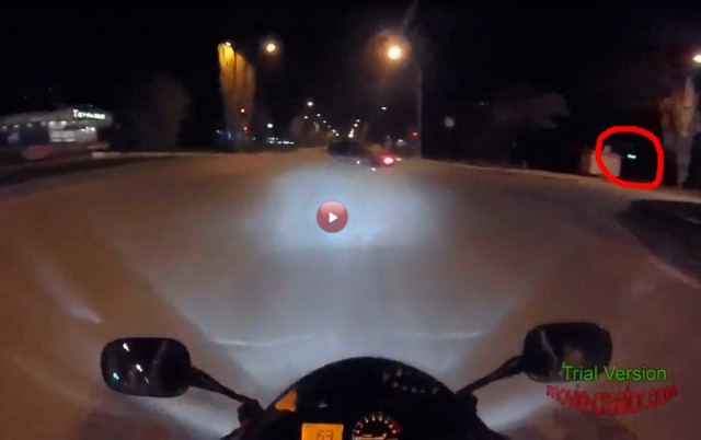 В Волжском на дороге разбился мотоциклист и его пассажирка