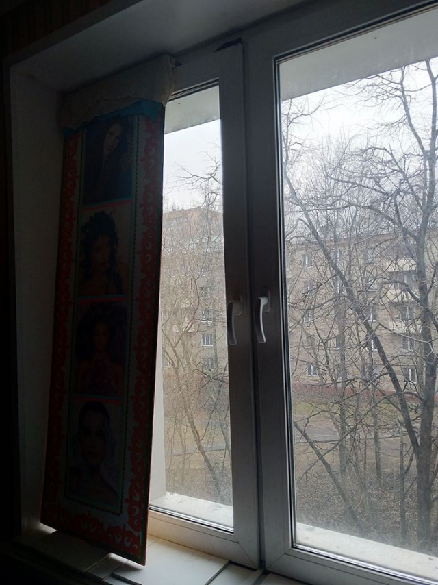 В Москве ветерану вместо замены упавшего окна подперли его шваброй