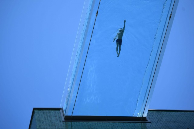 В Лондоне открылся первый в мире «левитирующий» бассейн с прозрачным дном на высоте 35 метров