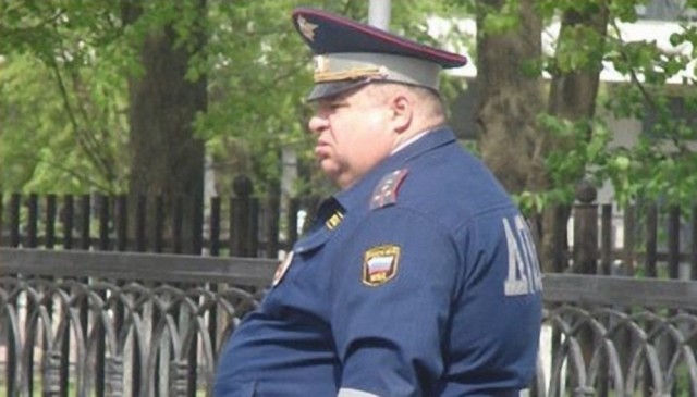 — Папа, а почему полицейские такие толстые?