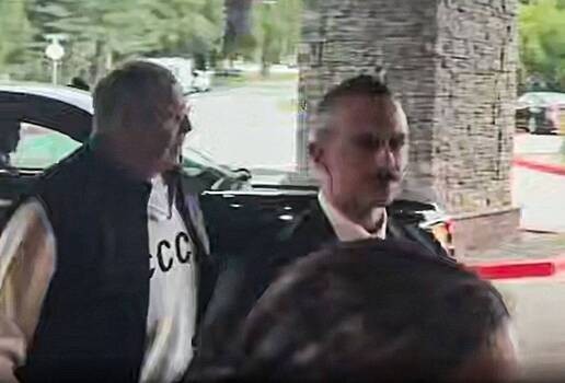 Раскрыта цена свитера Лаврова с надписью «СССР»