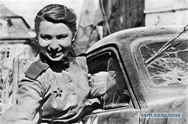 Женщины и война. Только улыбки