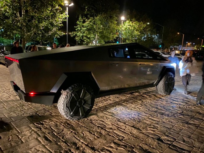 Cybertruck уже на улицах LA