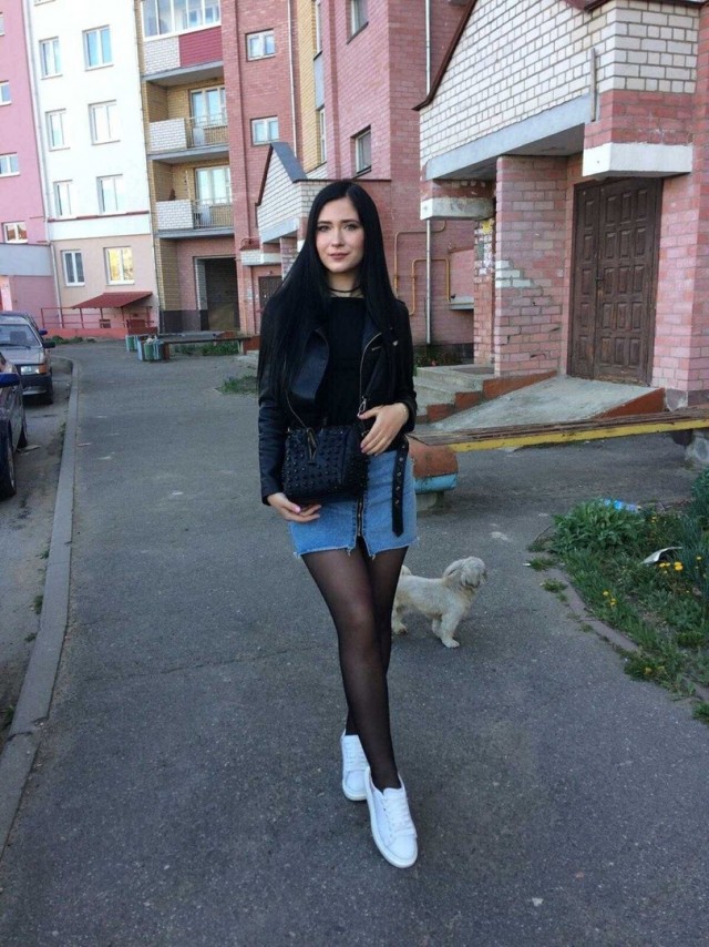 19-летняя девушка отправляет свои интимные фото за помощь приютам