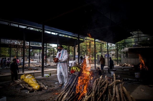 Индийские больницы на грани коллапса, а печи крематория плавятся из-за круглосуточного использования