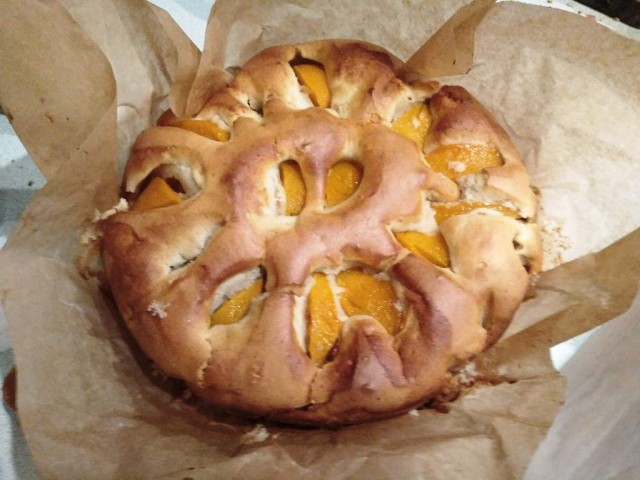 Быстро-вкусно: пирог на сметане с персиками