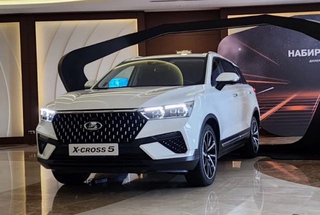 АвтоВАЗ показал на ПМЭФ свой новый кроссовер Lada X-Cross 5