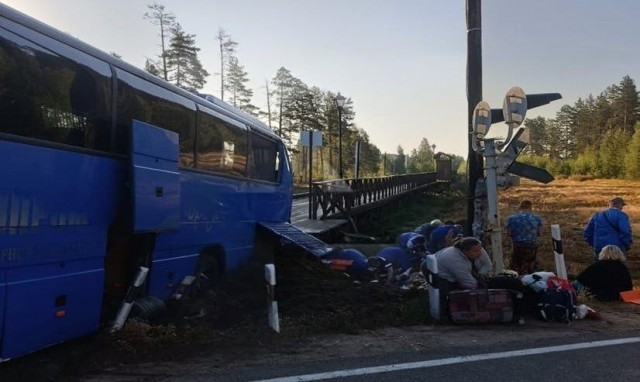 Грузовой поезд протаранил туристический автобус на ж/д переезде в Ленинградской области