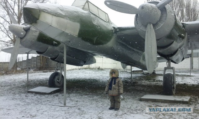 Самолет во дворе
