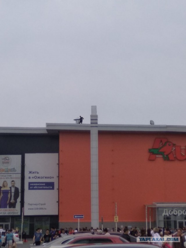 Человек с автоматом на крыше ТРЦ в Тюмени (предположительно)