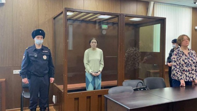 Девушке, бросившей в полицейских бутылку с горючей смесью, дали два года колонии