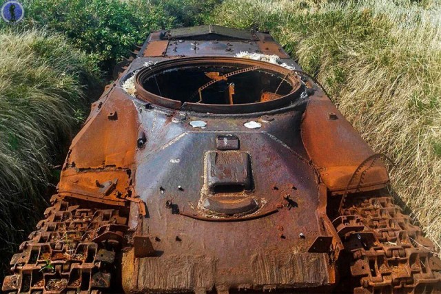 Заброшенные старые танки ИС-2 на Курилах. Они служили для защиты от высадки японского десанта