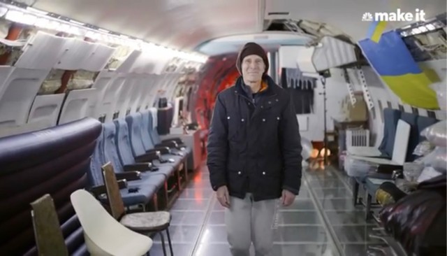 Американский пенсионер купил старый самолет и переехал в него жить