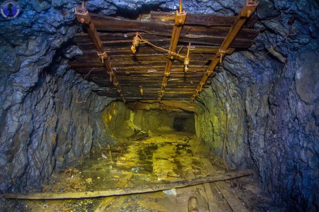 Огромное подземное озеро в тектонической трещине в штольнях старого советского рудника