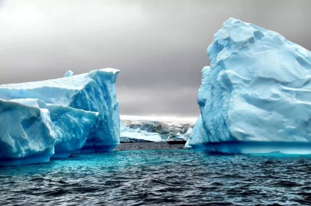 Крупнейшего в мире айсберга больше нет - его разорвало на несколько частей у острова Южная Георгия