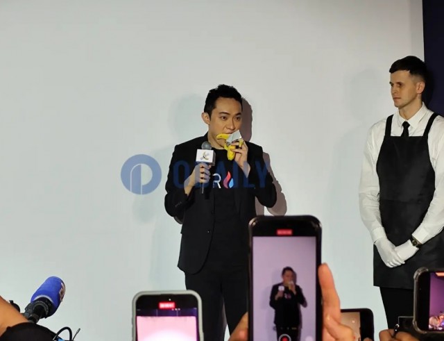 Джастин Сан съел банан, арт-объект Маурицио Каттелана «Комедиант», купленный им за $6,2 млн