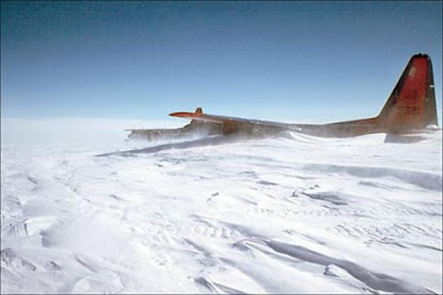 Затерянный в снегах самолет