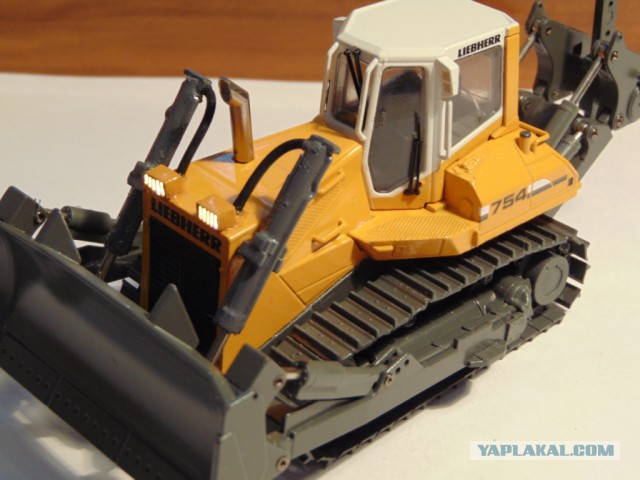 Mikromodellbau. Оживил стендовую модель бульдозера в масштабе 1/50.