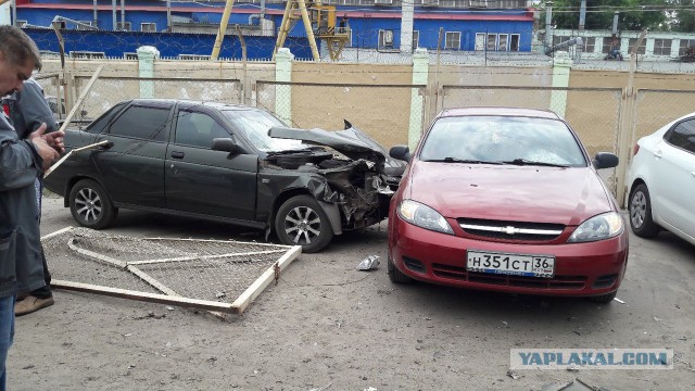 Женщина разнесла пять автомобилей в Воронеже из-за заклинившей педали газа