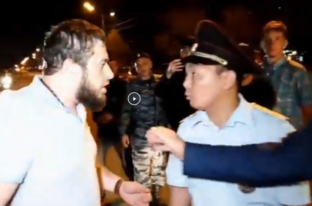 "Вас, офицера полиции, обзывают матом, а вы бездействуете!"