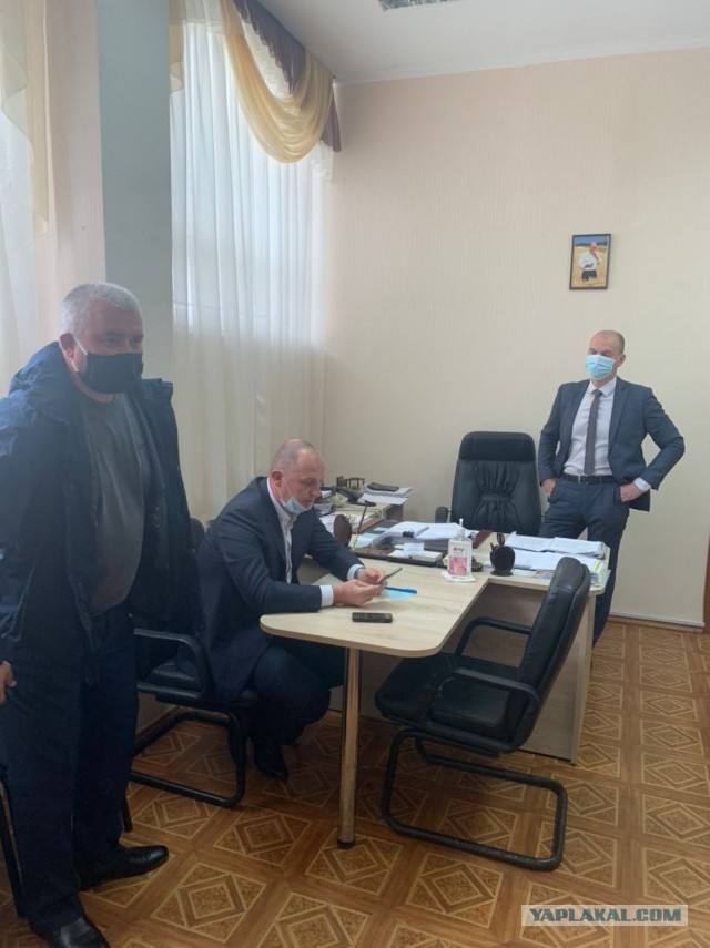 Алексей Навальный находится без сознания после отравления и экстренной посадки самолета в аэропорту Омска