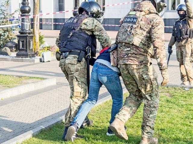 Разозлили: камень полетел в правительство Хабаровского края после разгона митингующих ОМОНом