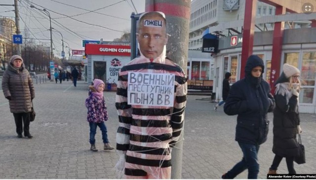 По фарсу "куклы Путина" требуют уволить "экспертов"